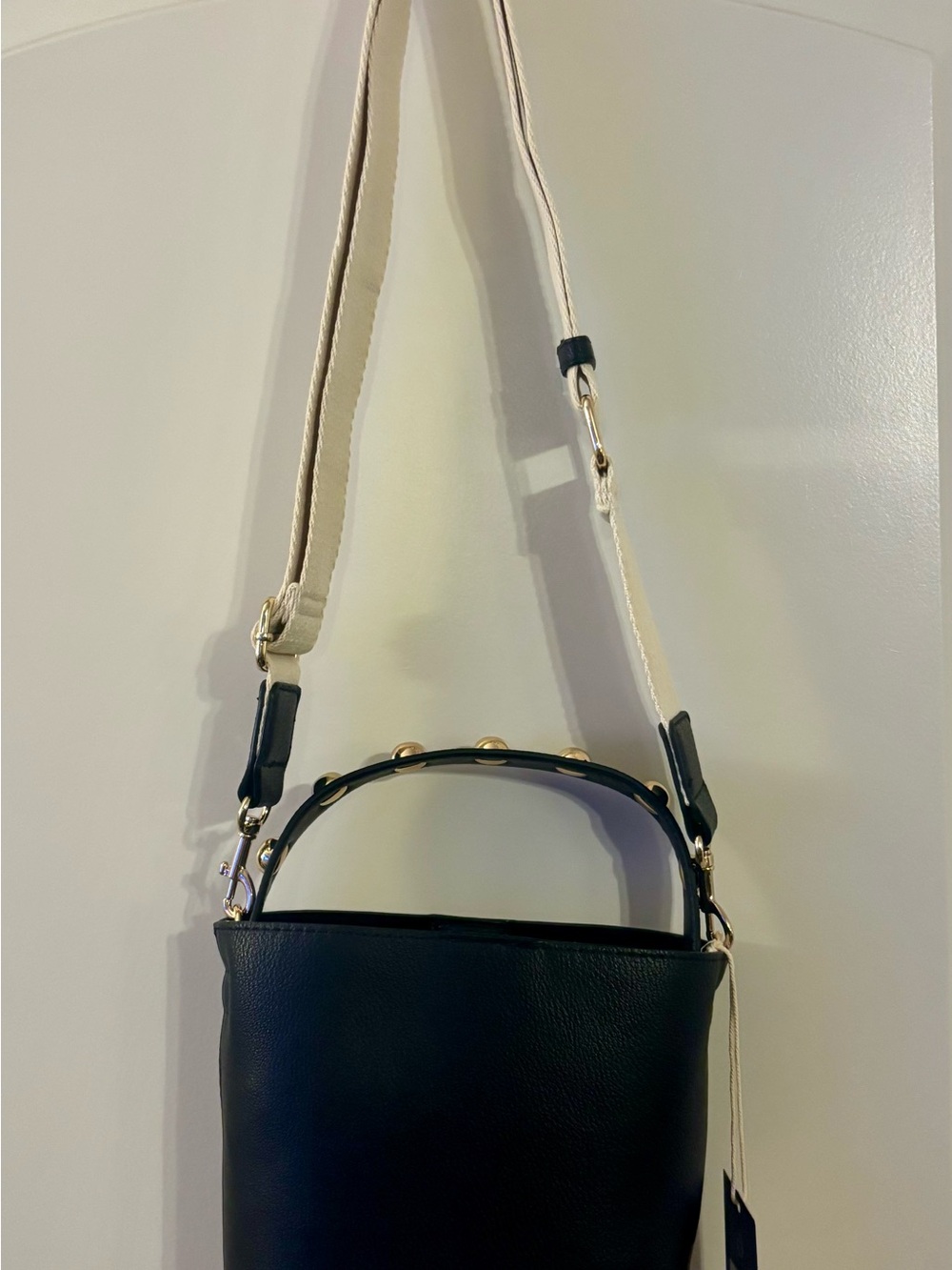 New Universal Threads Black Crossbody Bucket Bag with Cream Adjustable Strap